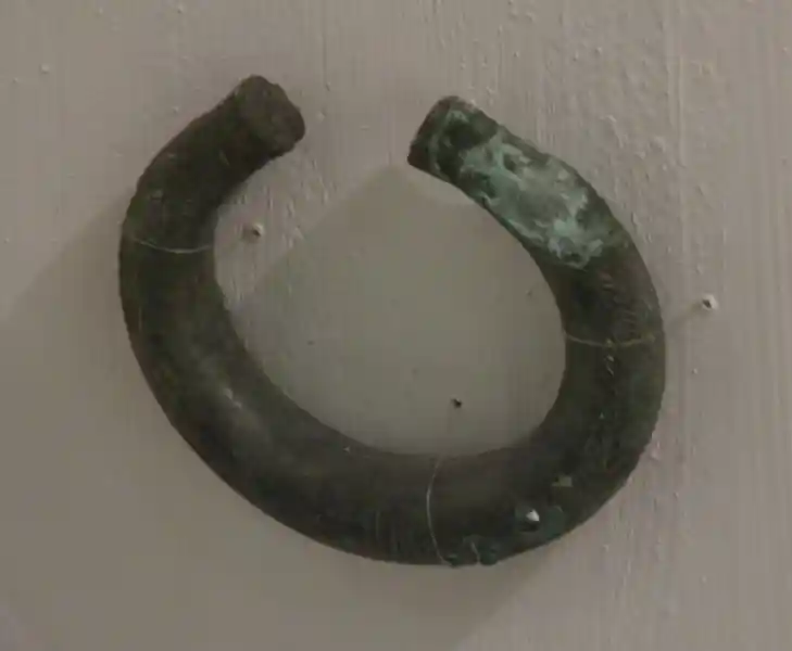 Bracelet-like metallic artifact